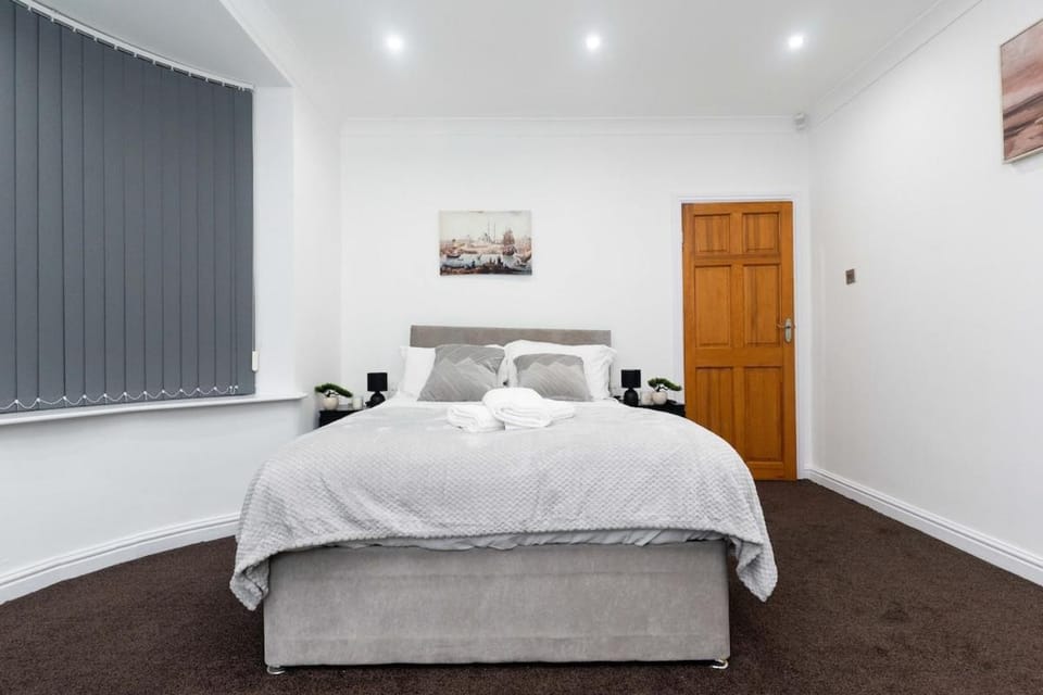 Grovehall House - Sleeps 7 - 4 Bedrooms Apartment in Leeds