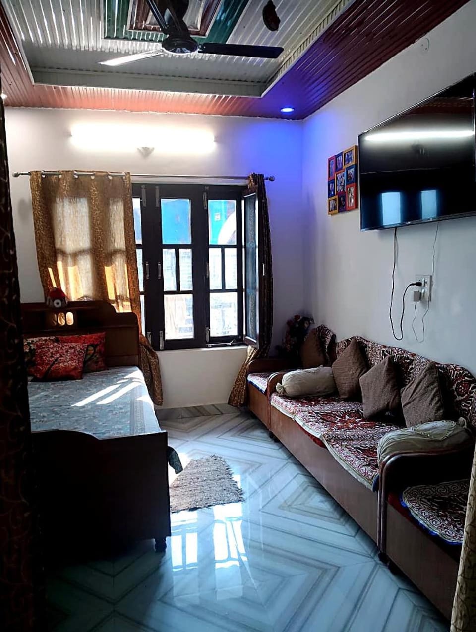 Bed, TV and multimedia, Living room, Seating area