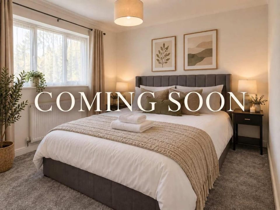 Spacious 3 Bed Near Gatwick, Ideal for groups House in Crawley