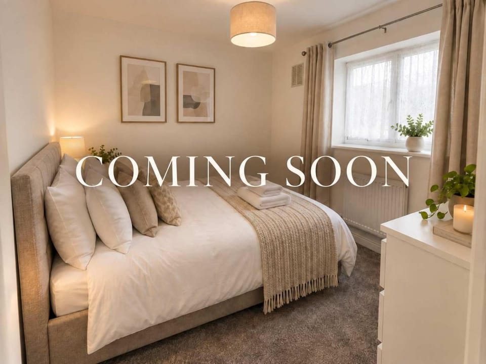 Spacious 3 Bed Near Gatwick, Ideal for groups House in Crawley