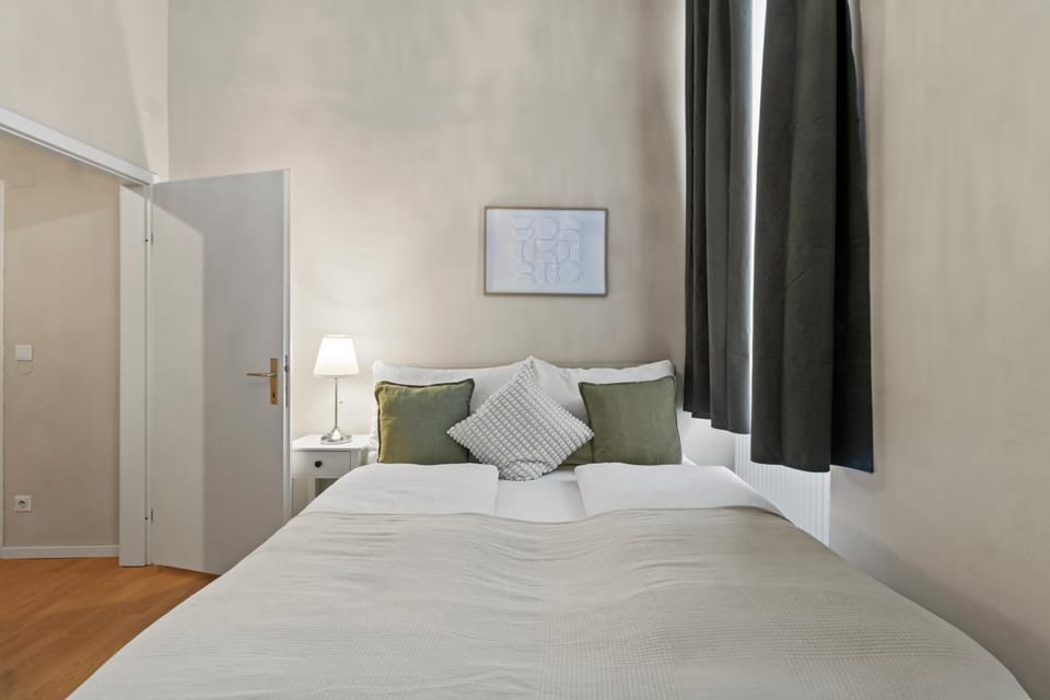 Modern 3-BR Apartment, Near Metro U4 and Danube Apartment in Vienna