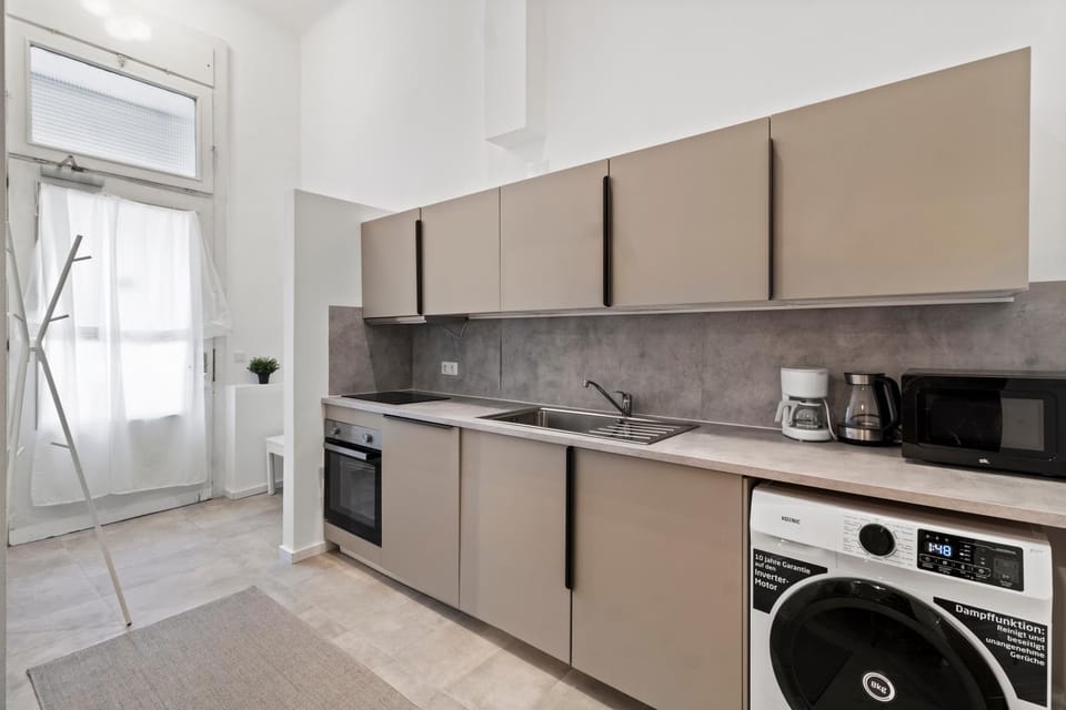 Modern 3-BR Apartment, Near Metro U4 and Danube Apartment in Vienna