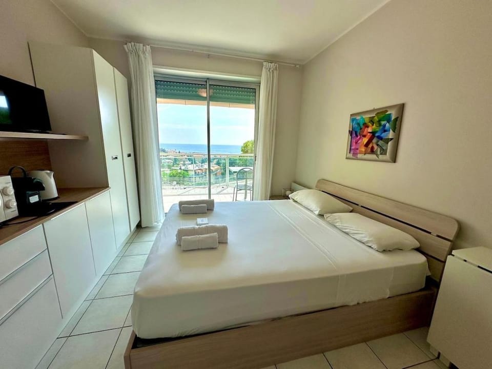 ModusVivendi Suite 106 Deluxe Two-Room Apartment with Sea View Apartment in Sanremo