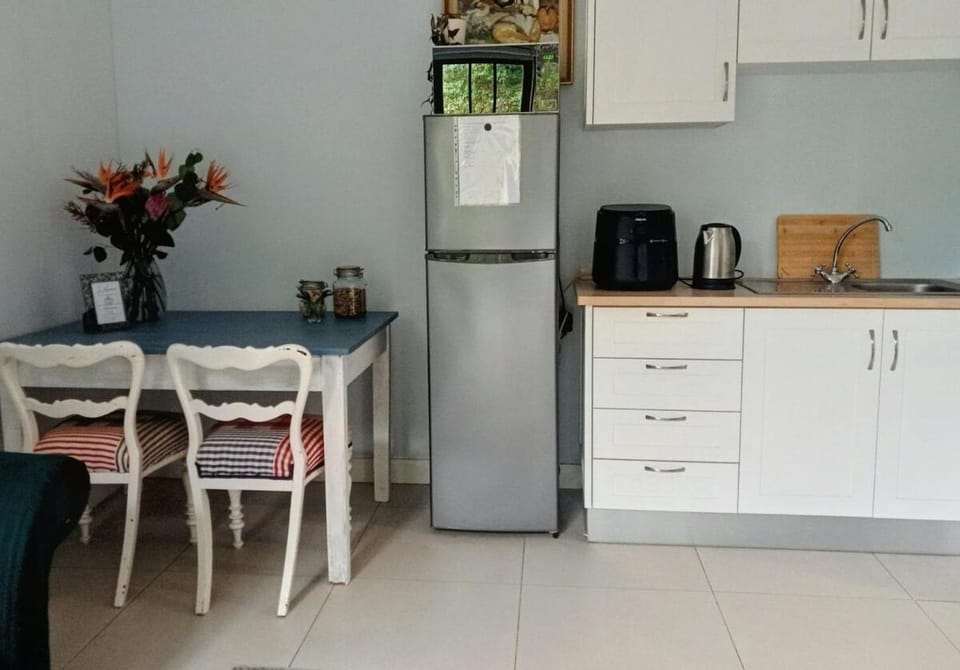 Robin's Nest, quiet cottage on Wine Farm Estate Apartment in Cape Town