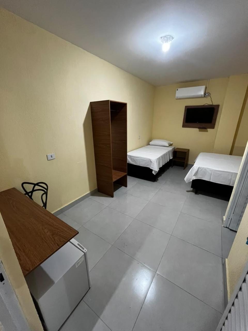 Bed, TV and multimedia, Photo of the whole room, Bedroom, wardrobe, air conditioner