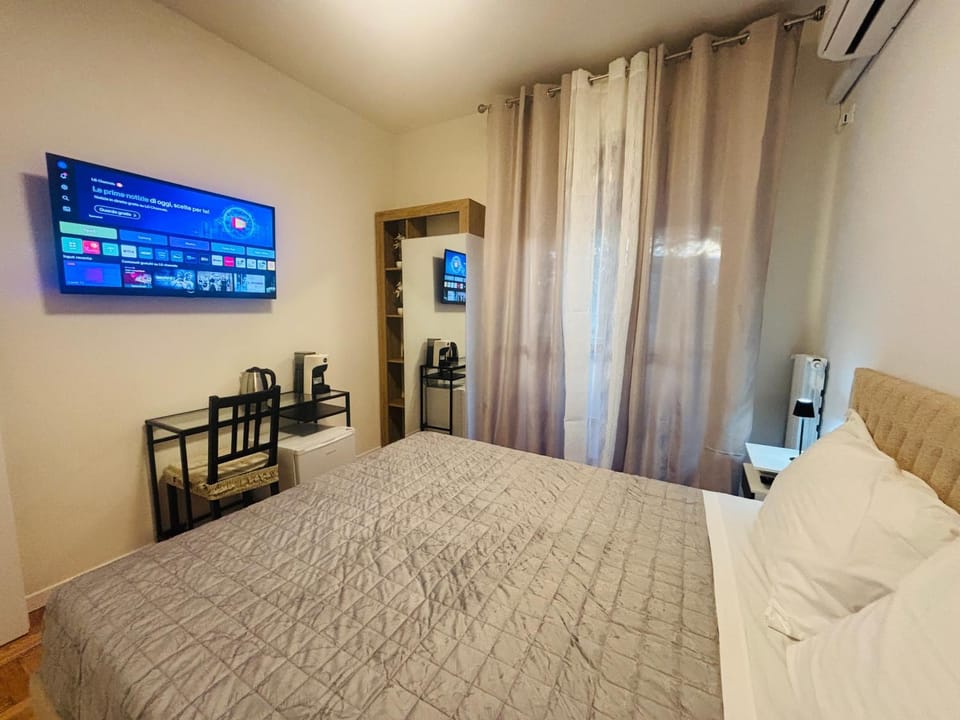 Bed, TV and multimedia, Photo of the whole room, Bedroom