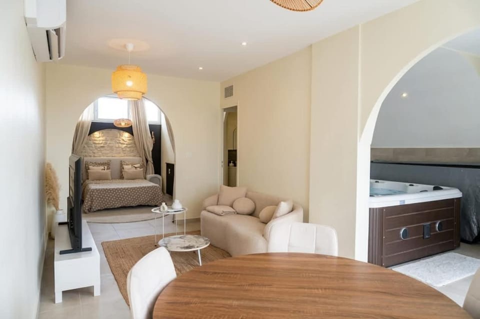 Doux Pavillon - Kalimera - Jacuzzi & Sauna Apartment in Auvergne-Rhône-Alpes