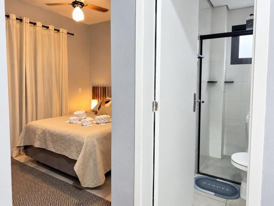 Shower, Toilet, Bed, Bathroom, Bedroom, towels