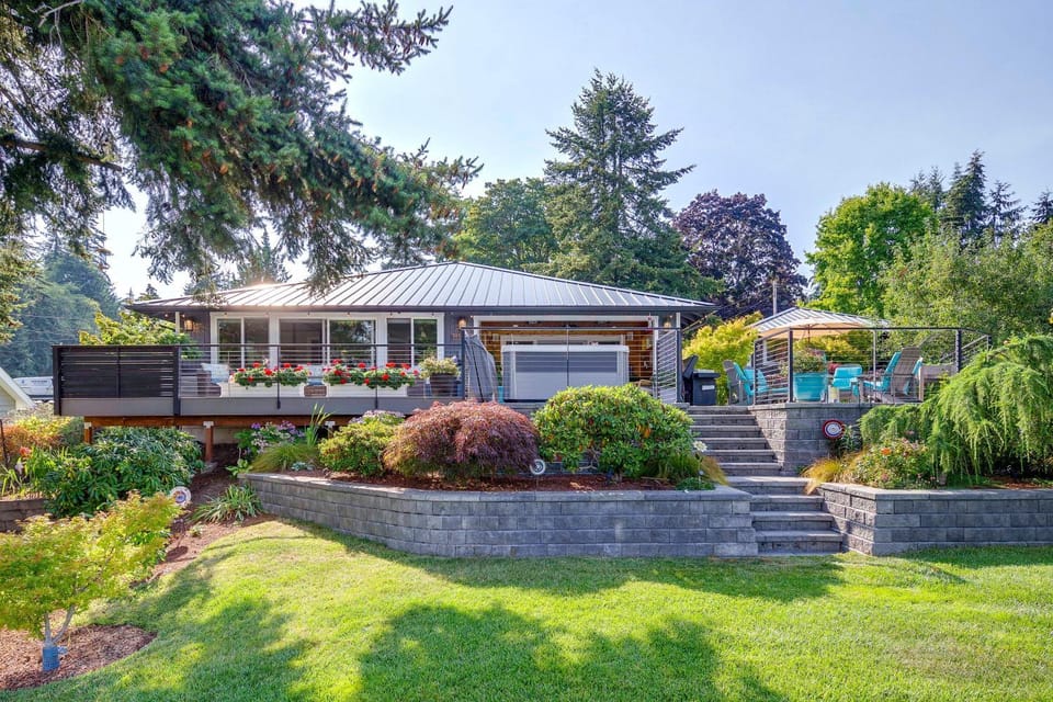 Waterfront Whidbey Island Oasis! Hot Tub + Patio House in Freeland