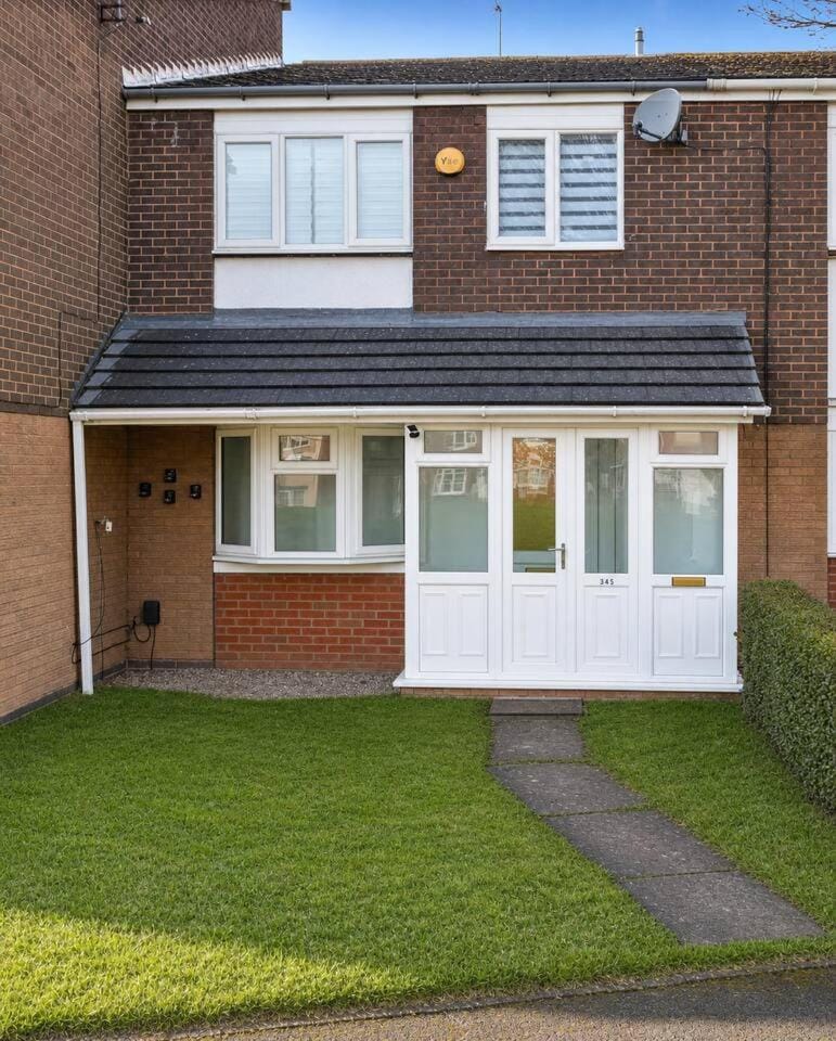 A Private Room with Own Fridge in a Spacious Home Vacation rental in Wolverhampton