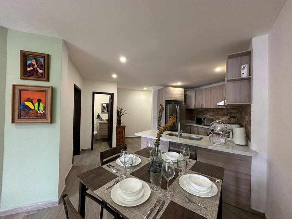 Kitchen or kitchenette, Dining area