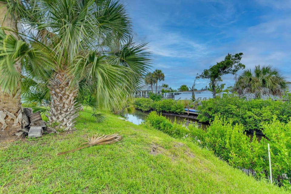 Canal-Front Englewood Cottage Near Beaches House in Englewood