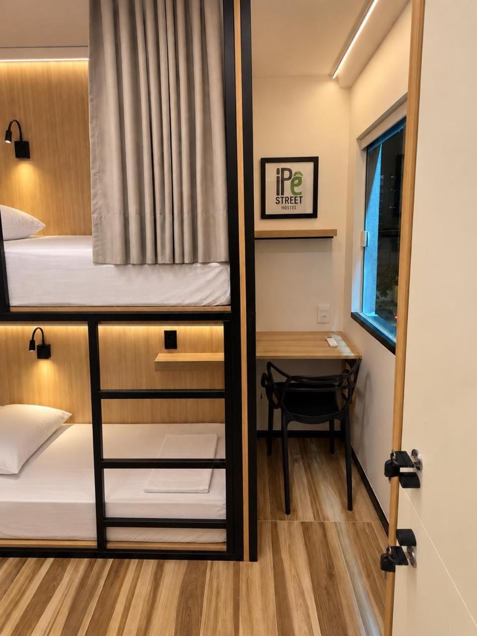 Bedroom, bunk bed