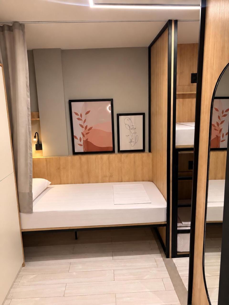 Photo of the whole room, Bedroom, wardrobe