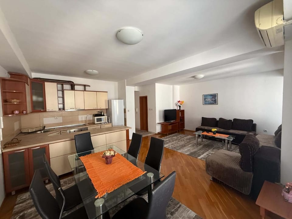 Communal lounge/ TV room, Kitchen or kitchenette, Living room, Dining area