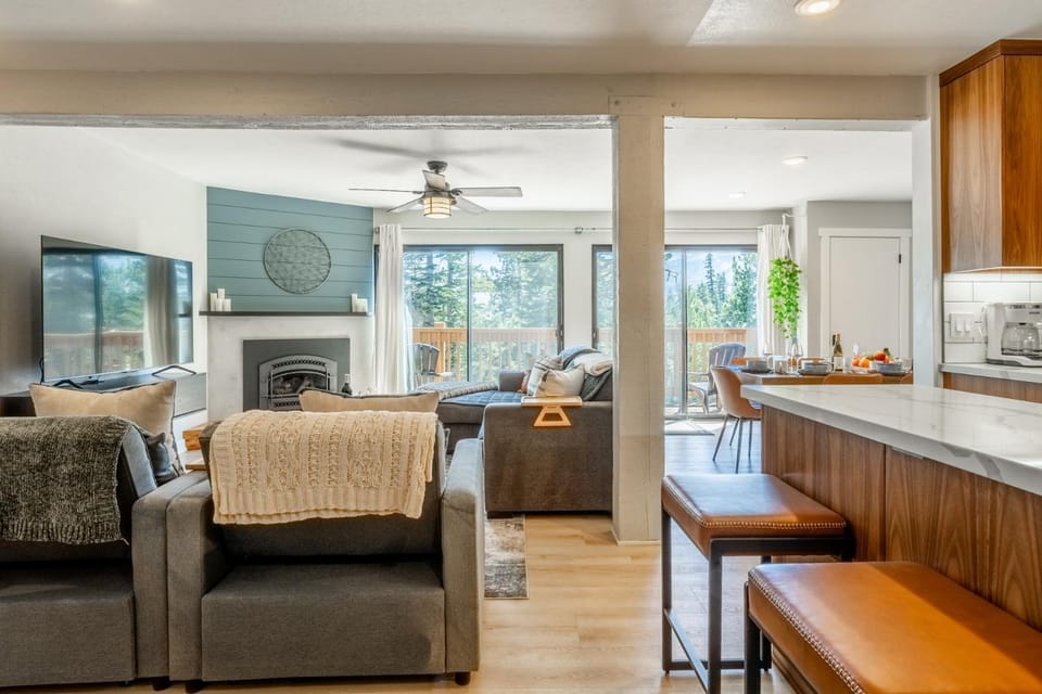 Bed, TV and multimedia, Balcony/Terrace, Kitchen or kitchenette, Living room, Seating area, fireplace, furniture