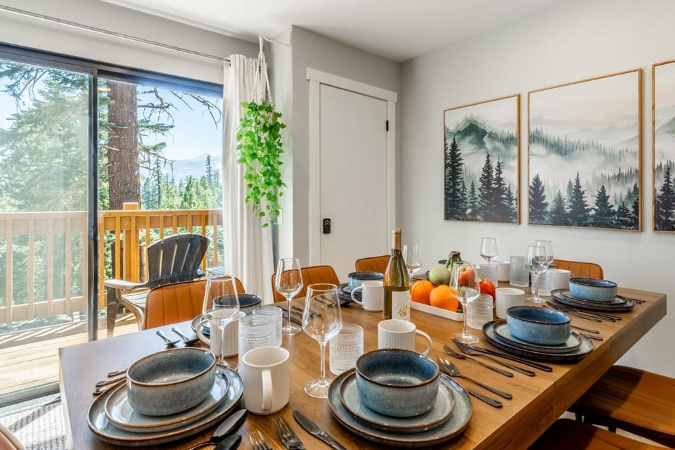 Day, Natural landscape, Balcony/Terrace, Living room, Dining area, Mountain view, furniture