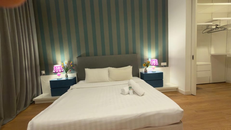 Bed, Bedroom, towels, air conditioner