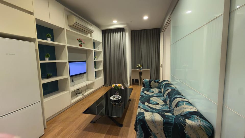 Bed, TV and multimedia, Seating area, Bedroom