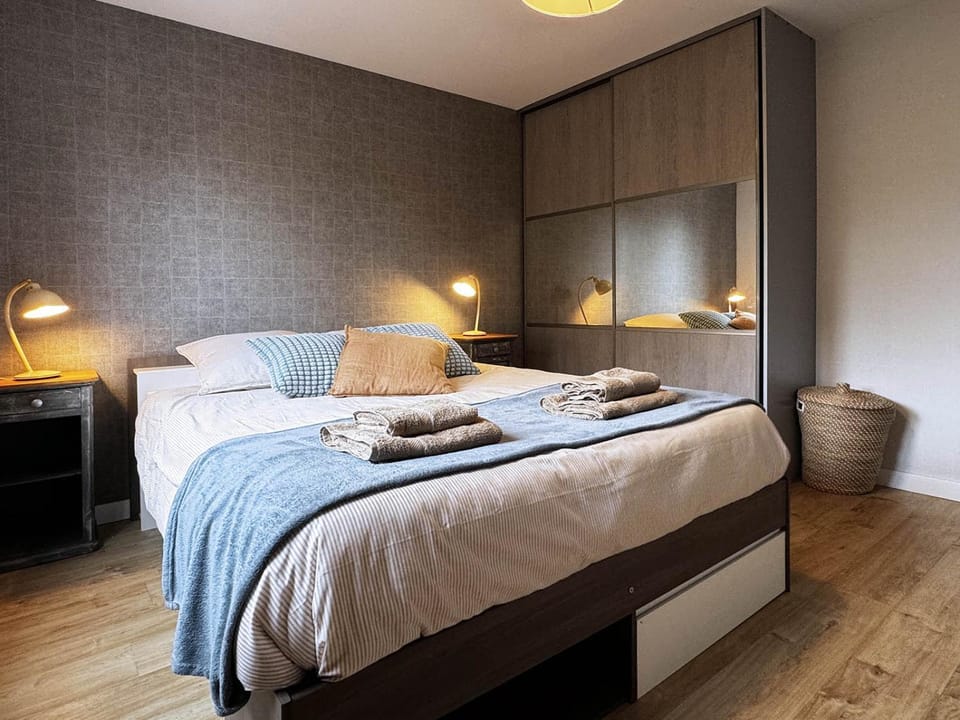 Bed, Photo of the whole room, Bedroom, towels, wardrobe