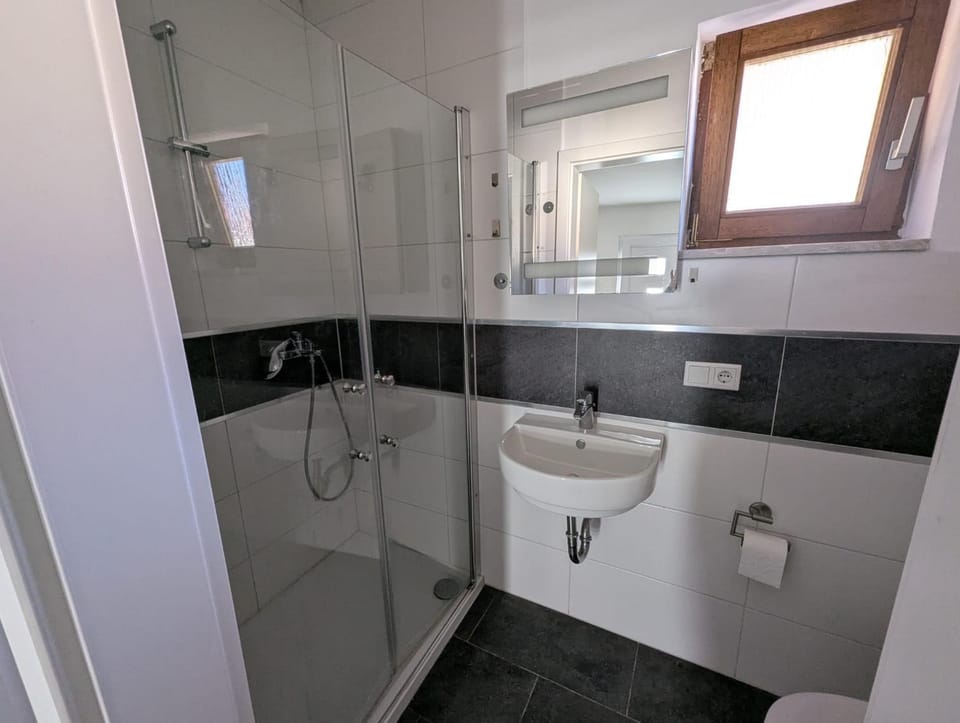 Ferienwohnung Monteure - 8 Min Großbaustelle Alzey - Küche, Parkplatz Apartment in Rhineland-Palatinate