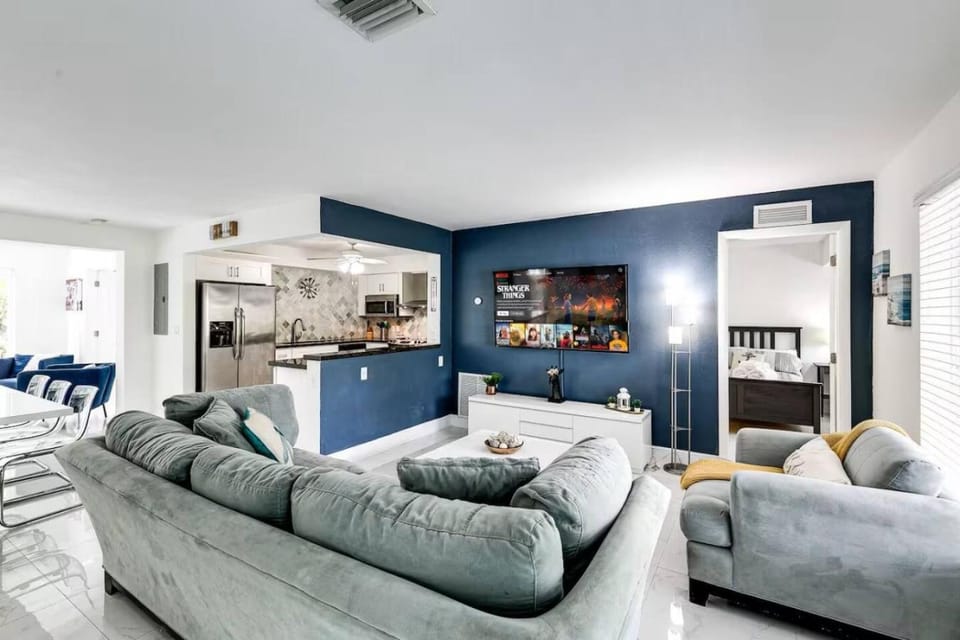 5BD House Pool BBQ King Beds 3 Min to Beach House in Hollywood