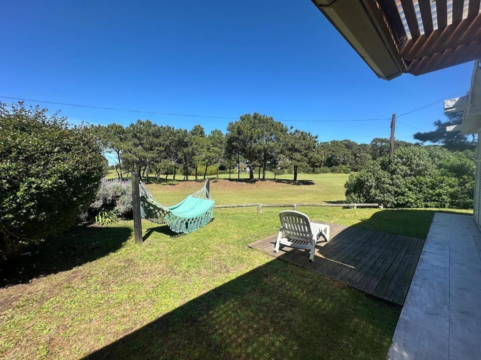 Casa con hermosa vista y salida directa al golf House in Pinamar