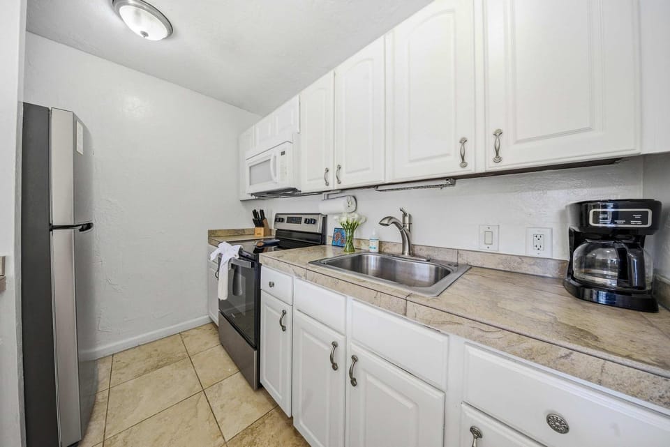 Coffee/tea facilities, Kitchen or kitchenette, oven, stove, toaster