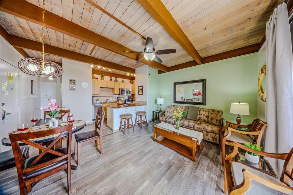 TV and multimedia, Kitchen or kitchenette, Living room, Seating area, Dining area