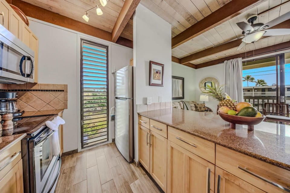 Kitchen or kitchenette, Dining area, oven, stove