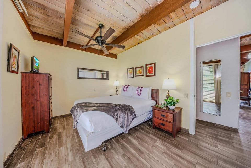 Photo of the whole room, Bedroom, wardrobe