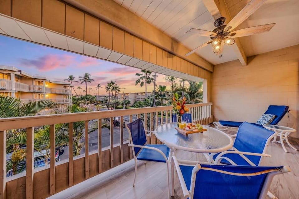 Property building, View (from property/room), Balcony/Terrace, Seating area, Dining area