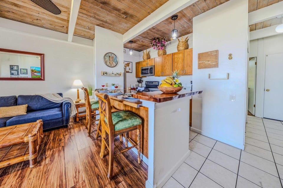 Kitchen or kitchenette, Living room, Seating area, Dining area