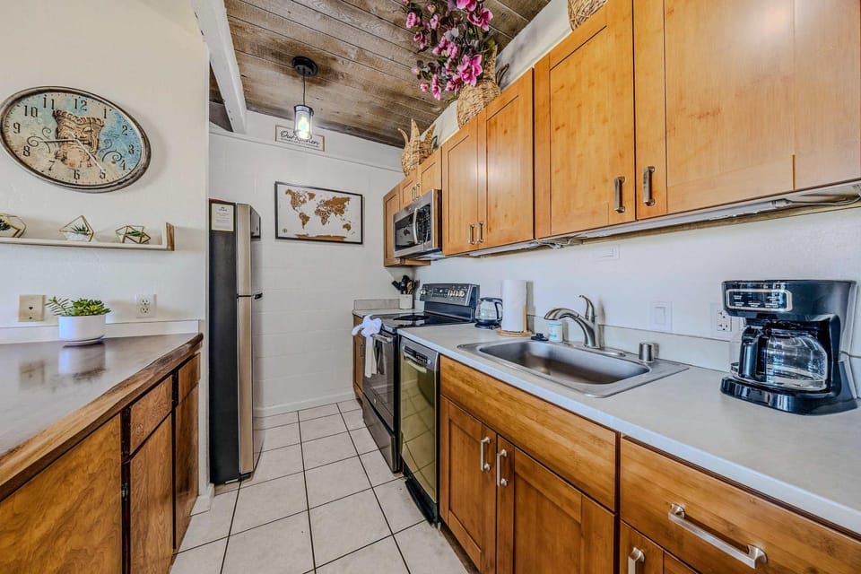 Coffee/tea facilities, Kitchen or kitchenette, dishwasher, oven, stove, toaster