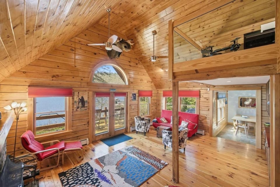 Water Edge-Dock-Hot Tub House in Sunapee