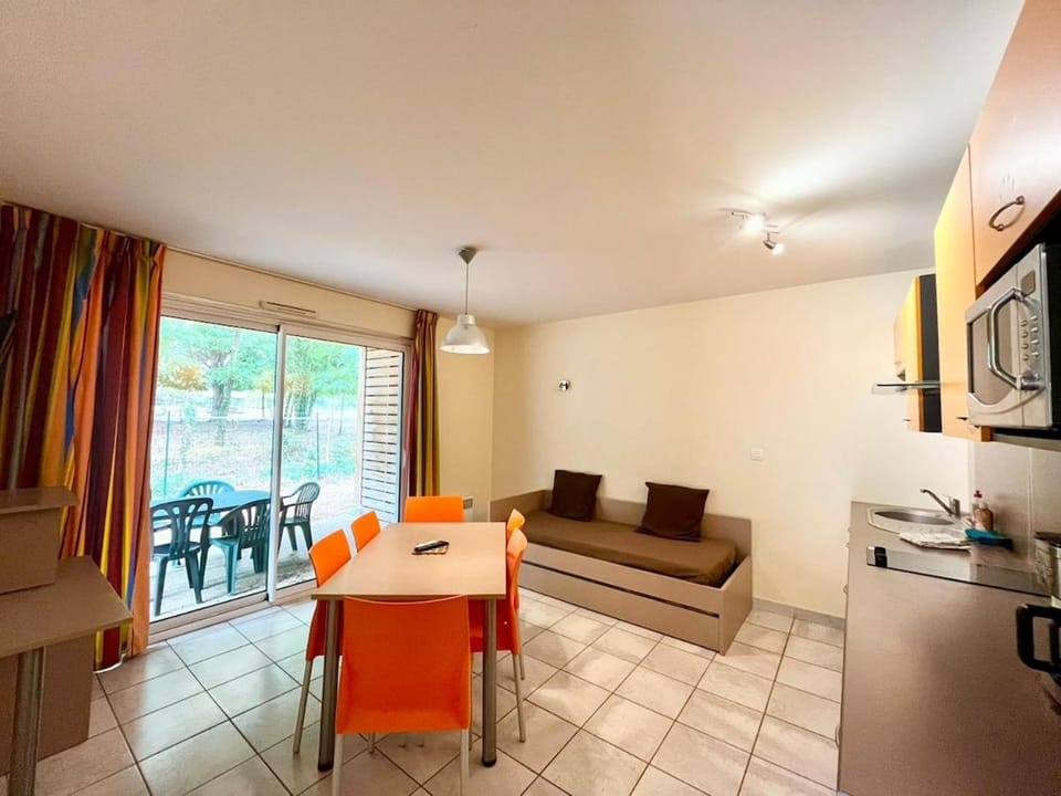 Cottage for 6 people - Swimming pool - Chaveignes Apartment in Centre-Val de Loire