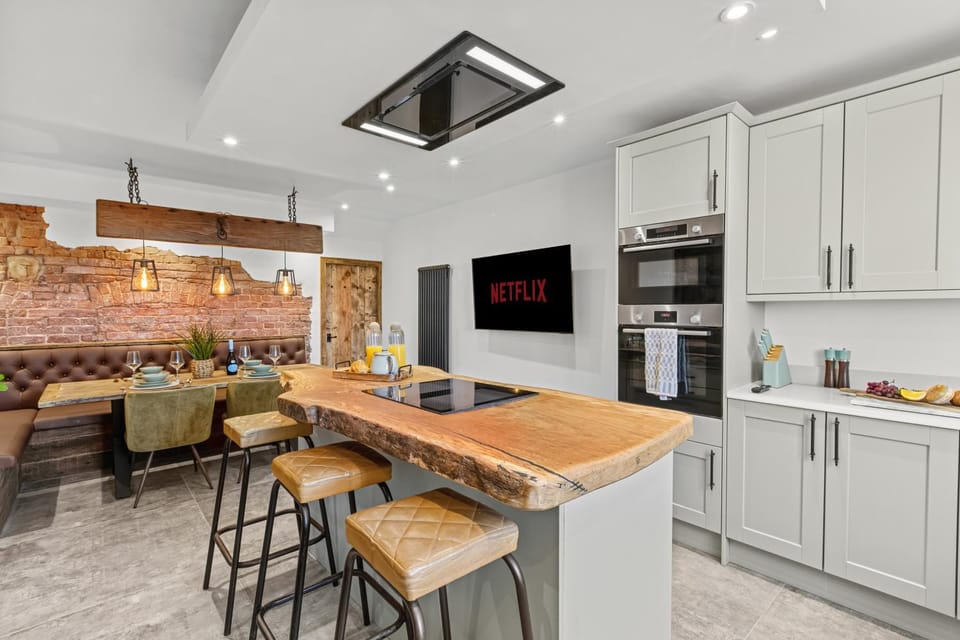 TV and multimedia, Kitchen or kitchenette, Dining area, dishwasher, oven