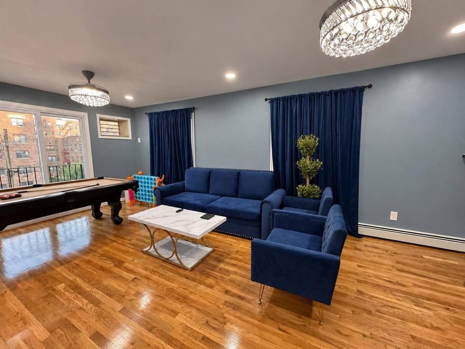 The NYC Gateway Free Parking 22 Min to LGAJFK Apartment in Hollis