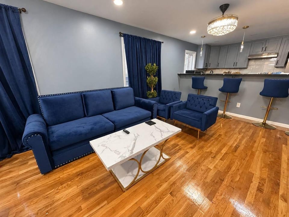 The NYC Gateway Free Parking 22 Min to LGAJFK Apartment in Hollis
