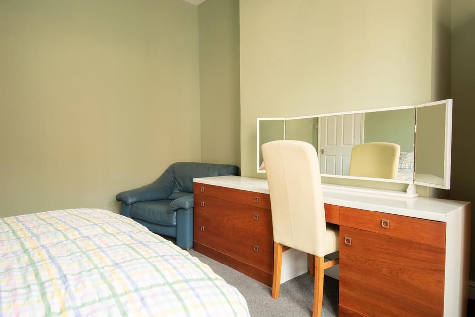 Bed, Photo of the whole room, Seating area, Bedroom