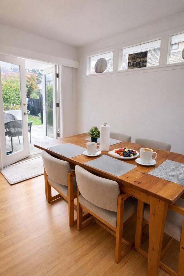 Living room, Food and drinks, Seating area, Dining area, Food