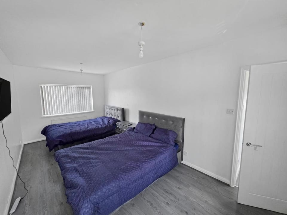 Spacious 4-Bed House, Brierley Hill House in Stourbridge