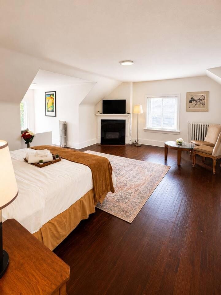 Bed, TV and multimedia, Photo of the whole room, Seating area, Bedroom