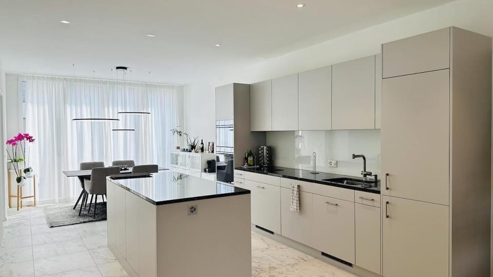 Coffee/tea facilities, Kitchen or kitchenette, dishwasher, oven