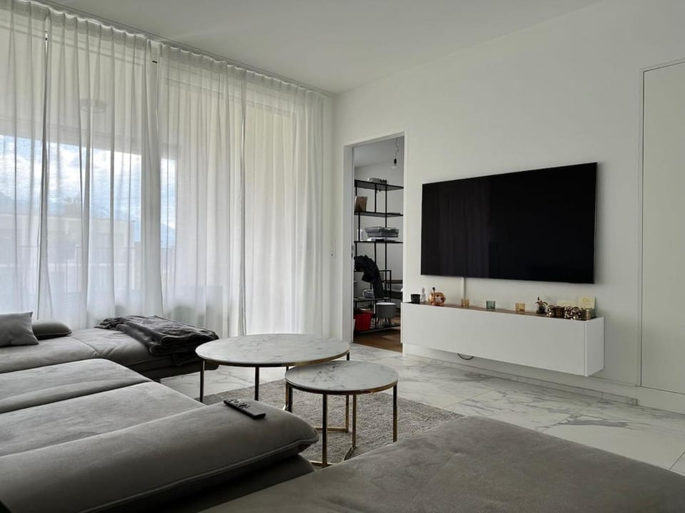 Communal lounge/ TV room, TV and multimedia, Living room, Seating area