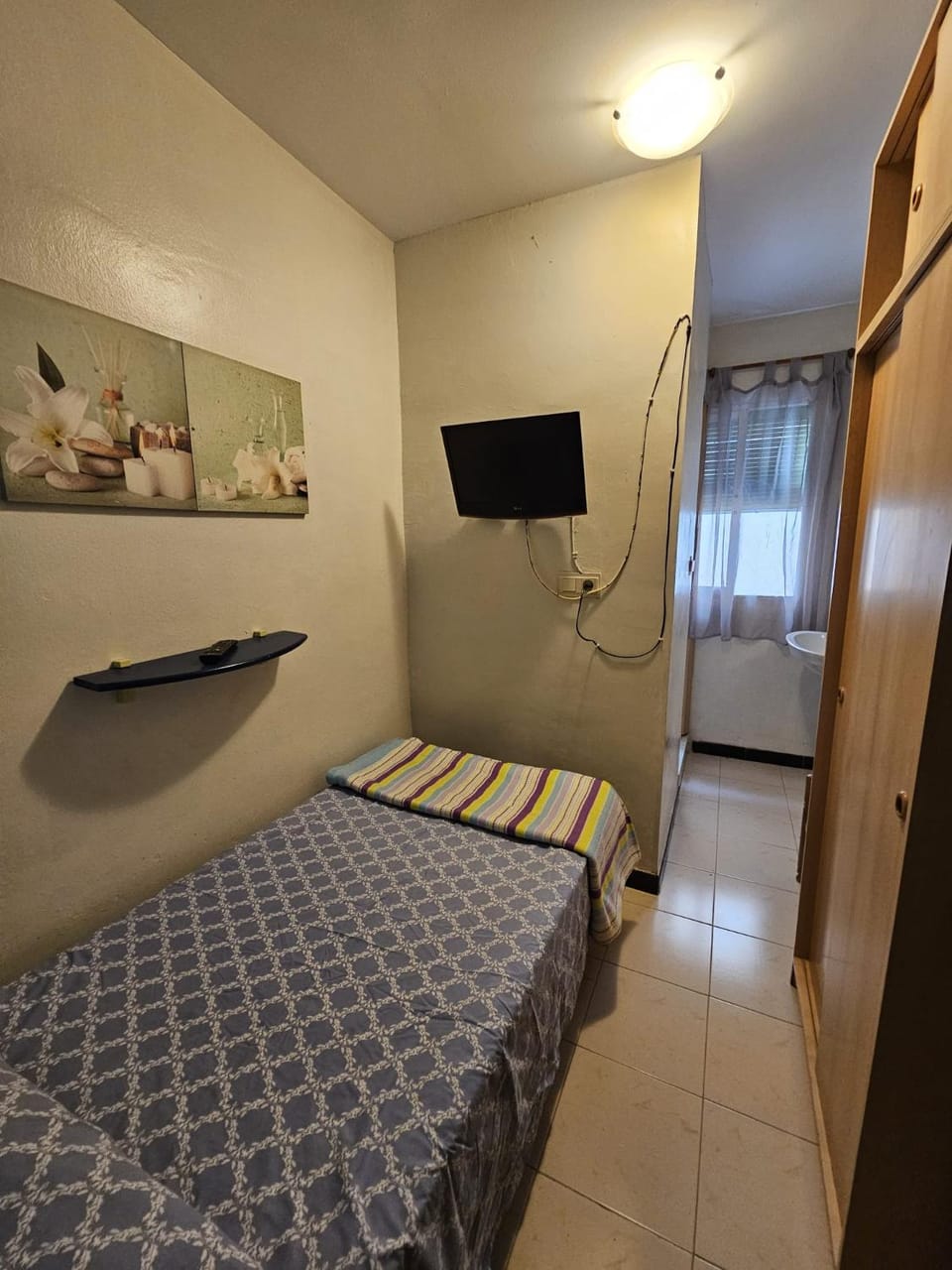 Bed, TV and multimedia, Photo of the whole room