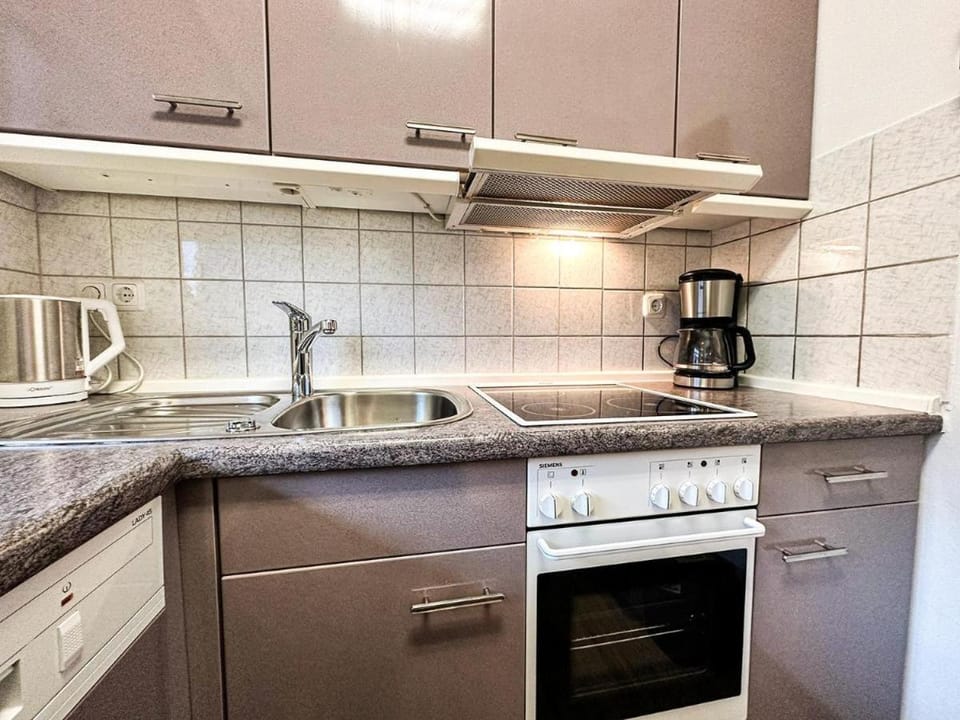 Kitchen or kitchenette, dishwasher, stove