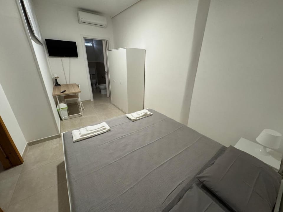 Bed, TV and multimedia, Photo of the whole room, Bedroom, towels, wardrobe, air conditioner