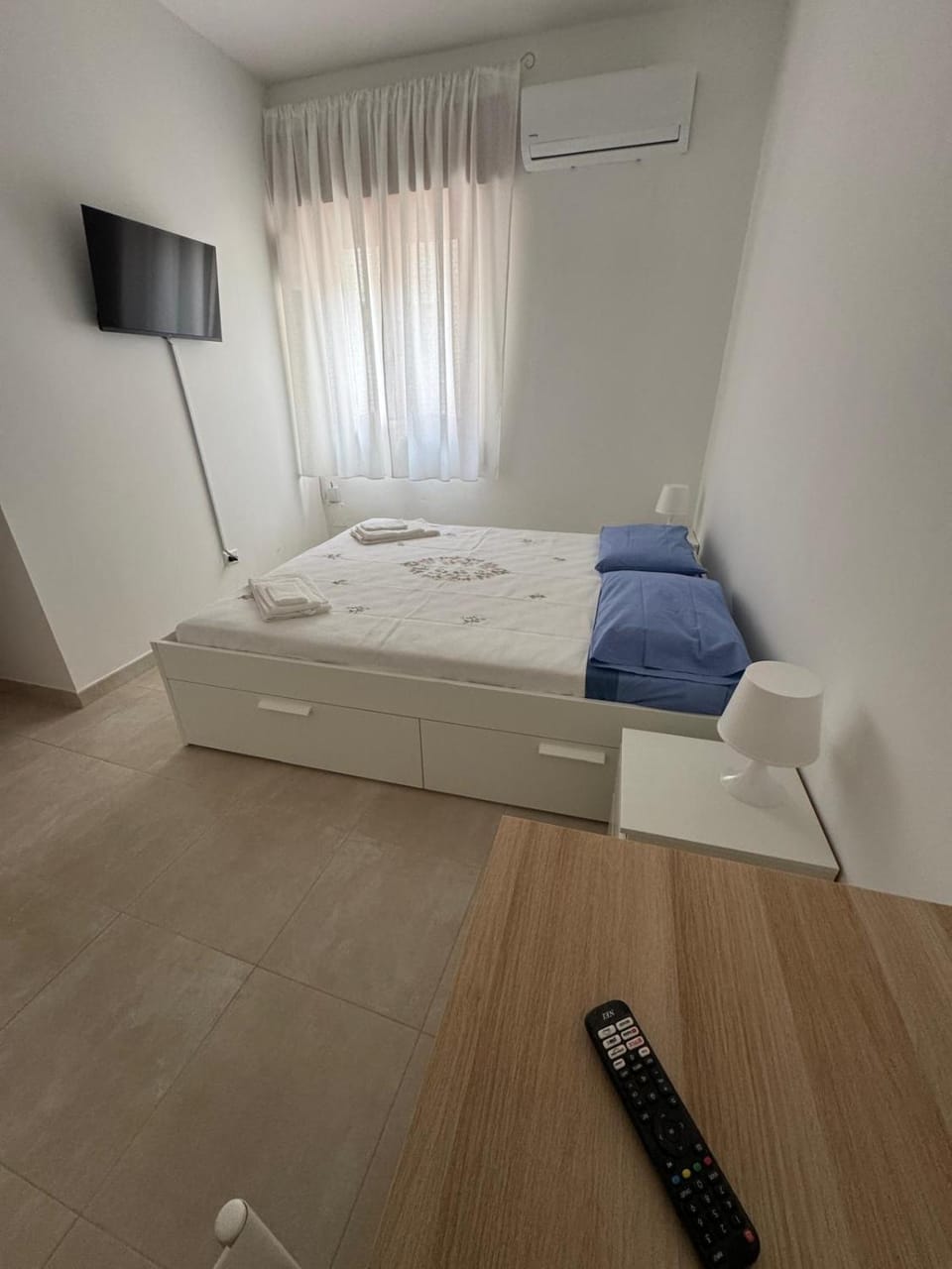 Bed, TV and multimedia, Living room, Seating area, Bedroom, towels, air conditioner