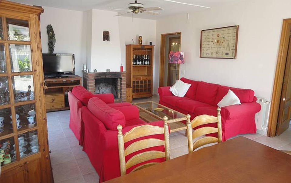 Dining area, fireplace